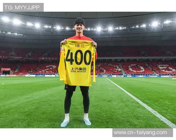 颜骏凌迎来职业生涯新里程碑上海海港门将出战500场赛事纪念夜