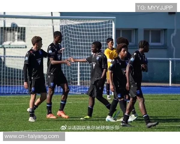 中国犀旺队在法国欧塞尔足球训练基地隆重举行升国旗仪式展现爱国情怀